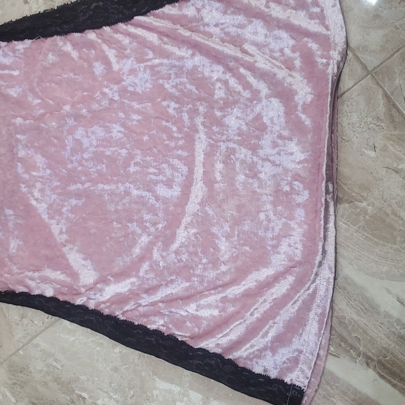 Pink women's nightgown woth lace trim - Picture 4 of 5